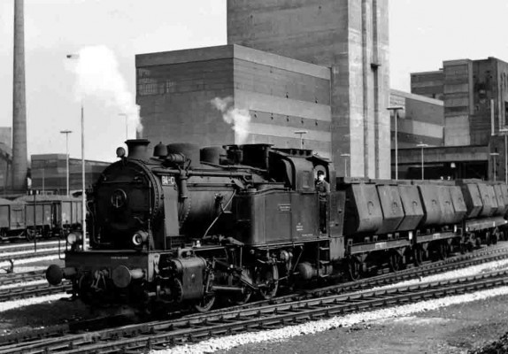 Hibernia-Zechenbahndampflok vor dem neuen Förderturm Shamrock 11 in Wanne-Eickel. 1963. Foto: Stiftung Industriedenk- malpflege/von Endrefy