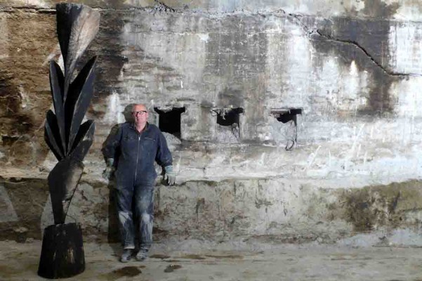 Karl Manfred Rennertz mit einer seiner Skulpturen im Untergeschoss der Gebläsehalle. Foto: LWL