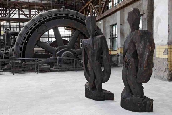 Das "Schwarze Paar" von Karl Manfred Rennertz in der Gebläsehalle der Henrichshütte. Foto: LWL/Holtappels