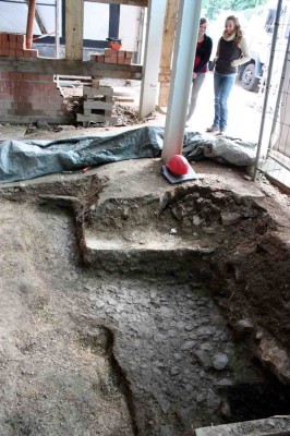 Das Straßenpflaster des Hellweges unter dem Fachwerkhaus in der Heiersstraße 14. Foto: LWL/Spiong