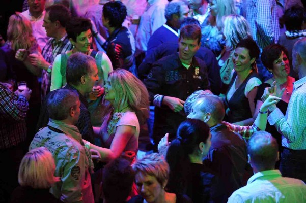 Eigens für Europas größte Kegelparty haben ADTV-Tanzlehrer eine neue Schrittfolge entwickelt, die "Kegel Party Discofox-Kombi". Sie feiert am 16. November Premiere - und jeder kann mittanzen. Foto: Peter Grewer