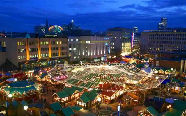 Blick von oben auf den Kennedyplatz mit dem Essener Weihnachtsmarkt Ab morgen hält der Internationale Weihnachtsmarkt Essen an rund 250 Ständen Waren aus 20 Ländern und Regionen Deutschlands bereit. Foto: Peter Wieler, EMG - Essen Marketing GmbH