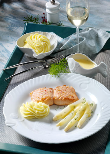 Spargel mit Lachsfilet und Zitronengras-Sauce Foto: Wirths PR