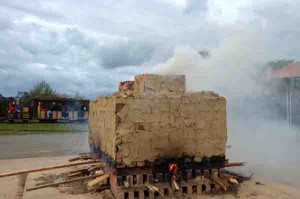 Der brennende Feldbrandofen. Foto: LWL